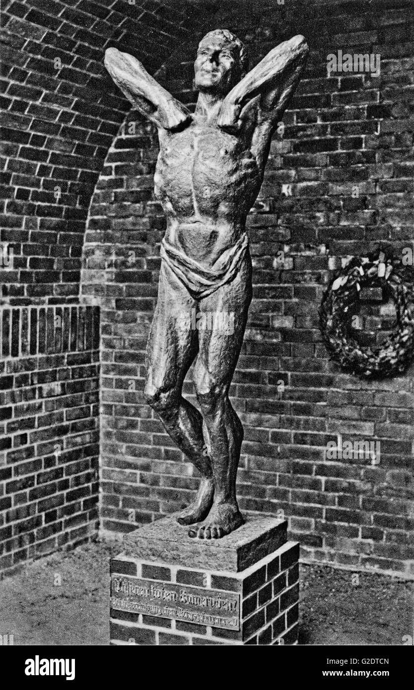 POW-Bildhauer bei Tannenberg Memorial, Ostpreußen. Diese Skulptur war nur eine von vielen am He Denkmal, aufgenommen aus Holz und Stein Skulpturen, Gedenktafeln. Ein Museum und ein Restaurant, Kino in der Nähe. Stockfoto