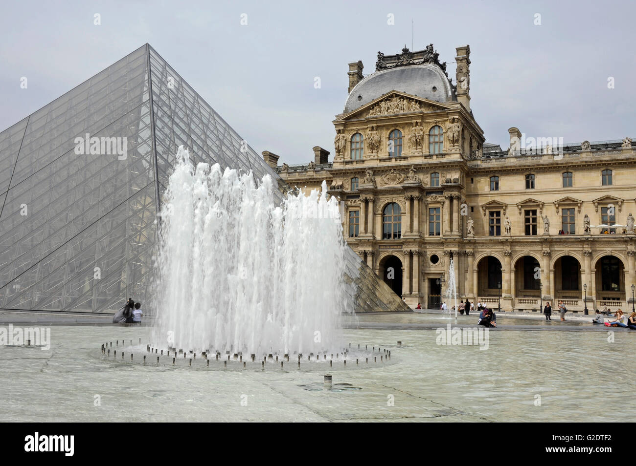 Pyramide von Pei Architekt und Louvre, Pavillon Sully, Paris Frankreich Stockfoto