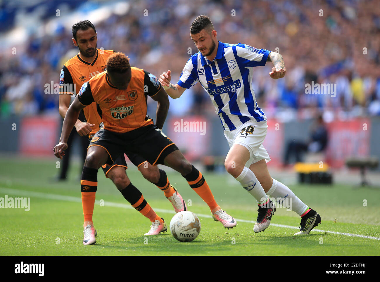 Sheffield Wednesday Daniel Pudil (rechts) und Hull City Moses Odubajo Kampf um den Ball während der Meisterschaft Play-off-Finale im Wembley Stadium, London. Stockfoto