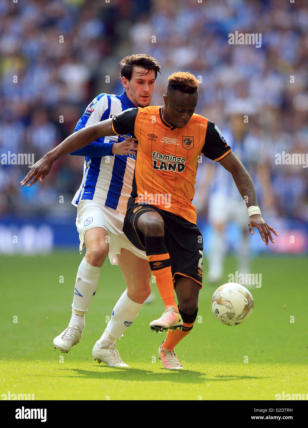 Sheffield Wednesday Kieran Lee und Hull City Moses Odubajo (rechts) Kampf um den Ball während der Meisterschaft Play-off-Finale im Wembley Stadium, London. Stockfoto