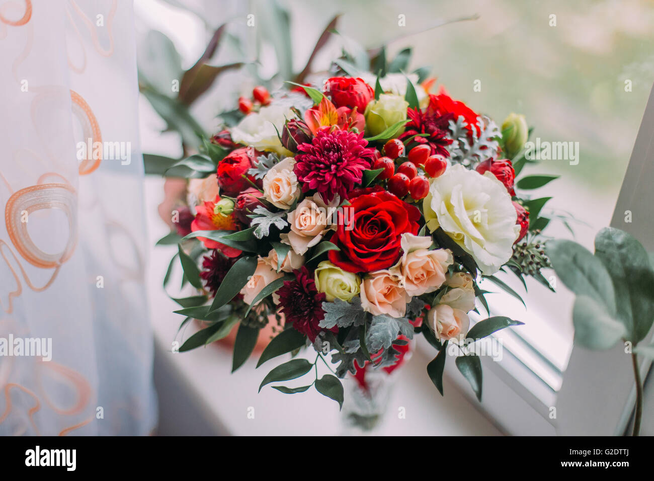 Schöner Blumenstrauß weiß, blass rosa, rote Rosen und Dahlien in  Kristallvase auf Fensterbank. Close-up Stockfotografie - Alamy