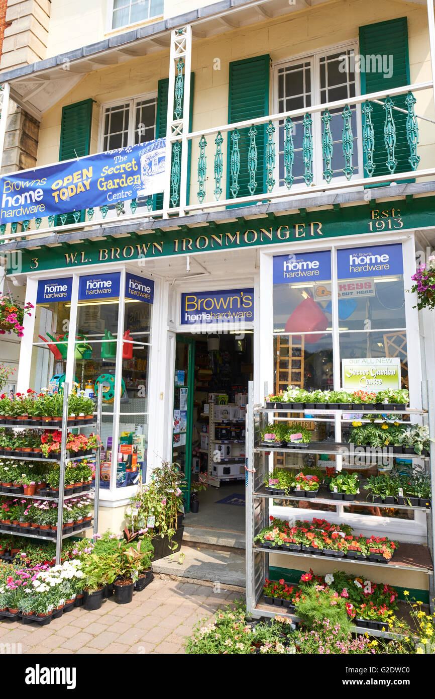 Metallwarenhändler Shop oben gibt einen kleinen Balkon, die typisch für die georgische Periode, Hautpstraße Bilovec Wychavon Worcestershire UK Stockfoto