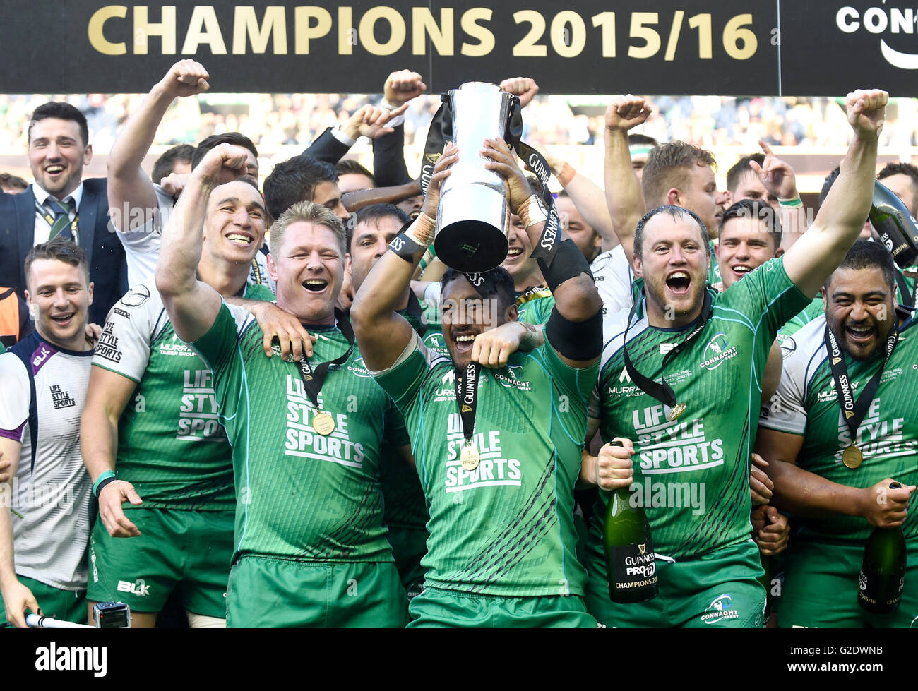 Connacht Spieler feiern mit der Trophäe nach dem Sieg gegen Leinster 20-10, in das Guinness-PRO12-Finale bei Murrayfield, Edinburgh. Stockfoto