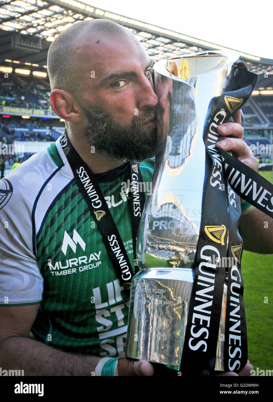 Connacht Kapitän John Muldoon mit dem Cup nach seinem Team schlagen Leinster 20-10, in das Guinness-PRO12-Finale bei Murrayfield, Edinburgh. Stockfoto