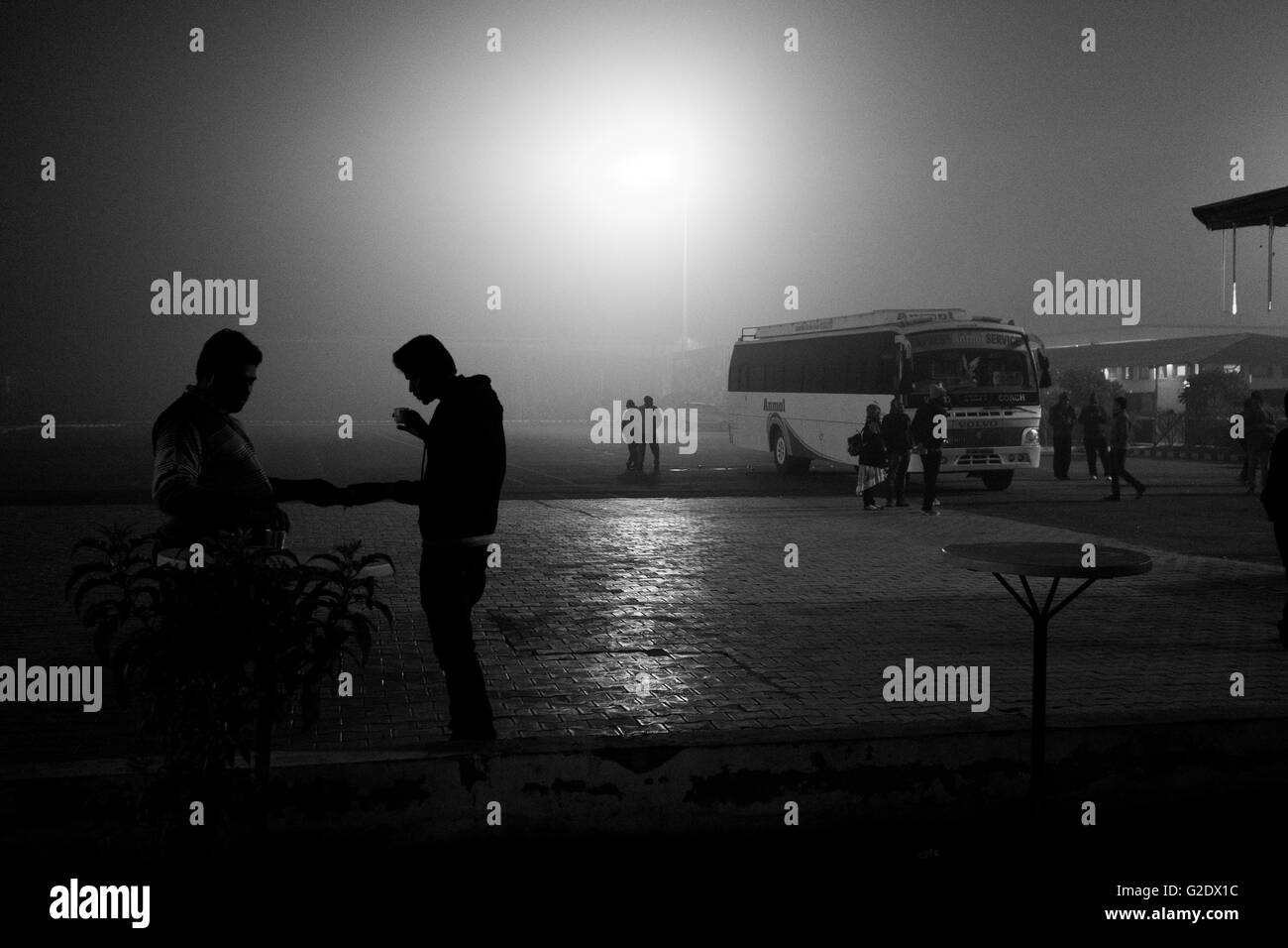 Nebel-Verzögerungen Reisen in New Delhi, Indien Stockfoto