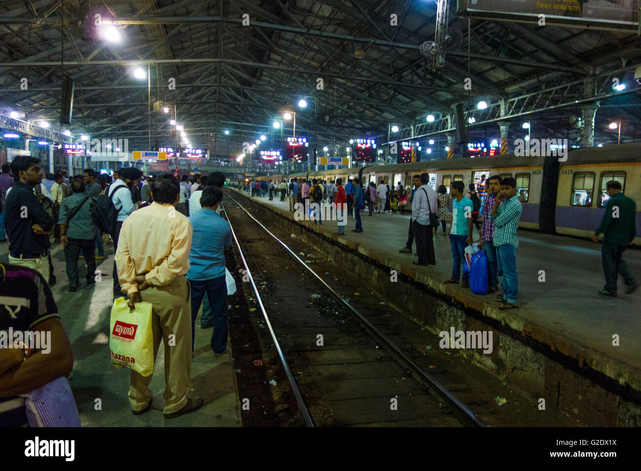 Passagiere warten auf den Zug auf Mumbai CST Stockfoto