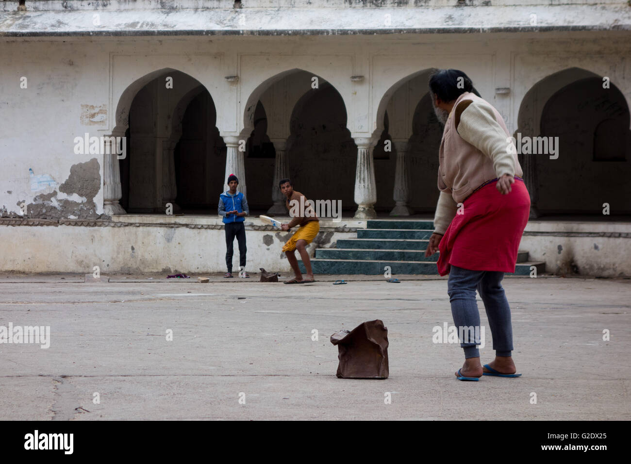 Männer spielen Cricket am Affentempel, Jaipur, Indien Stockfoto