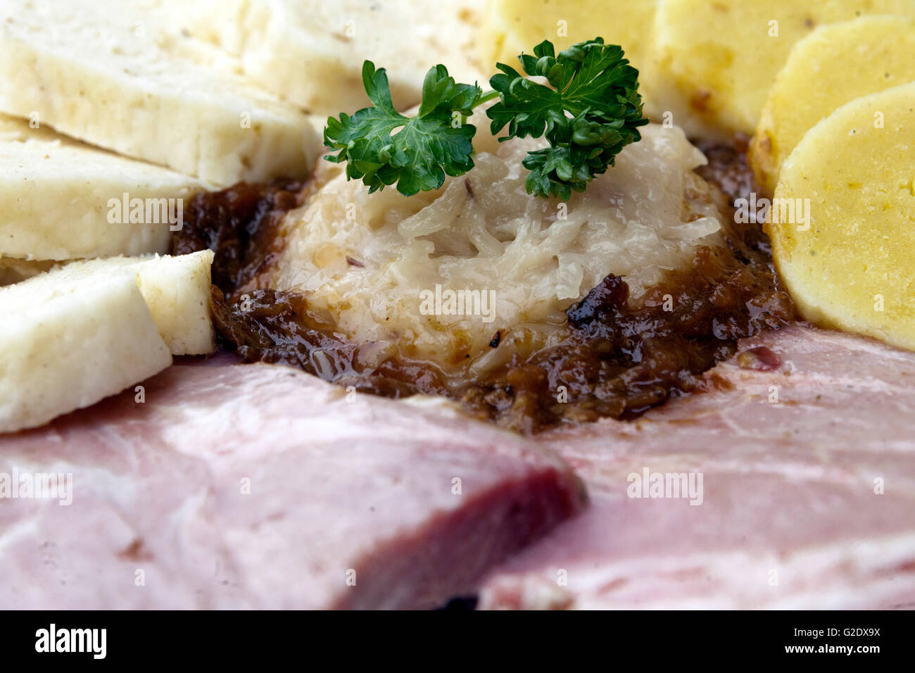 Kassler mit Sauerkraut und Knödel Tschechische Küche Stockfoto, Bild ...