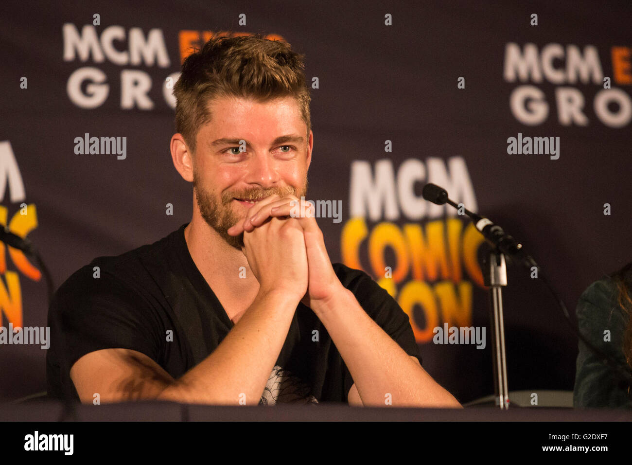 London, UK. 28. Mai 2016. Australischer Schauspieler Luke Mitchell. Shield Schauspielern Elizabeth Henstridge, Nick Blut und Luke Mitchell sind durch Agent Carter Lotte Verbeek in einer Podiumsdiskussion bei der MCM-Comic-Con in London verbunden. Stockfoto