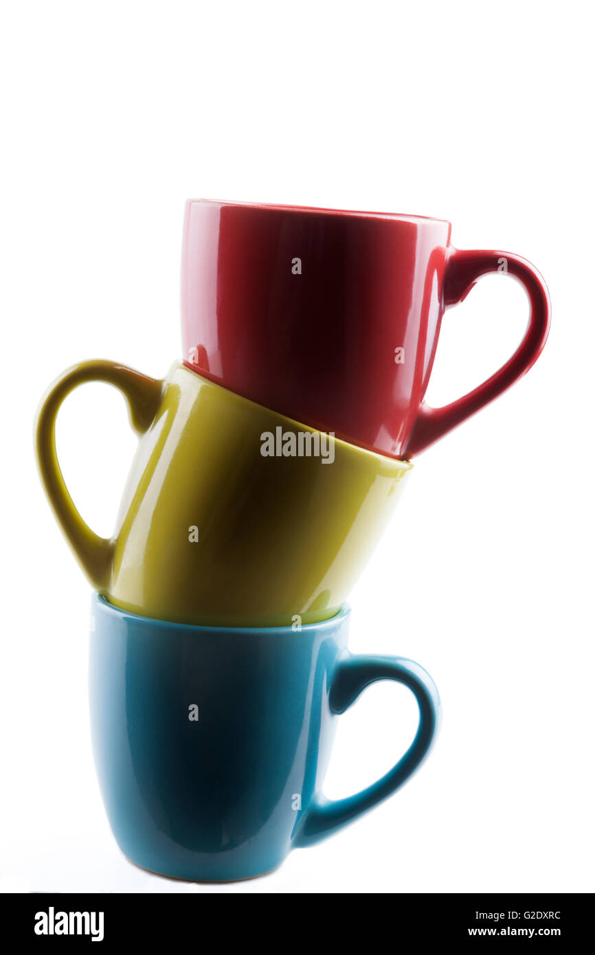 Farbe Kaffee Tassen Haufen isoliert auf weißem Hintergrund Stockfoto