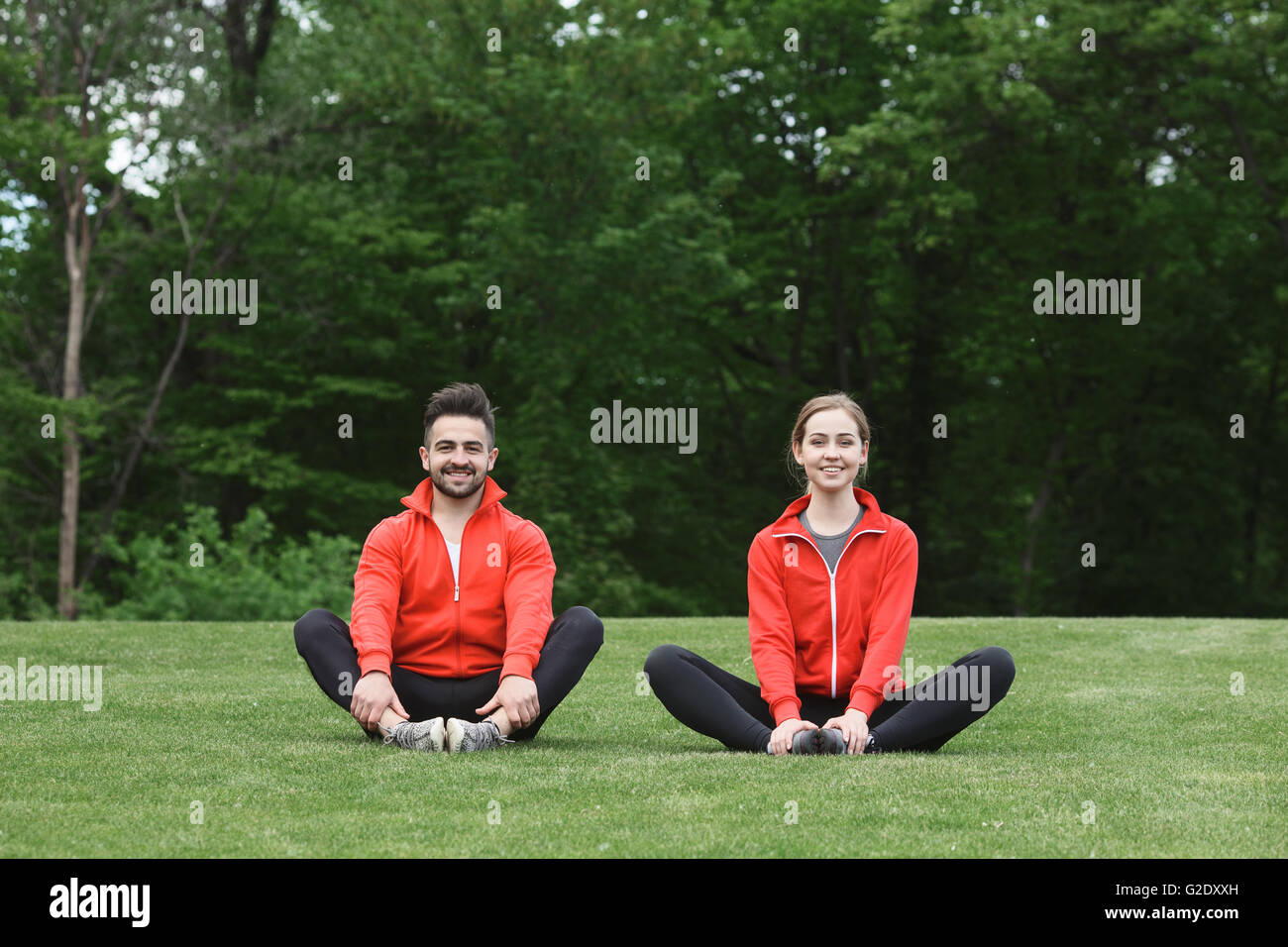 Sport-Mann und Frau, meditieren im park Stockfoto
