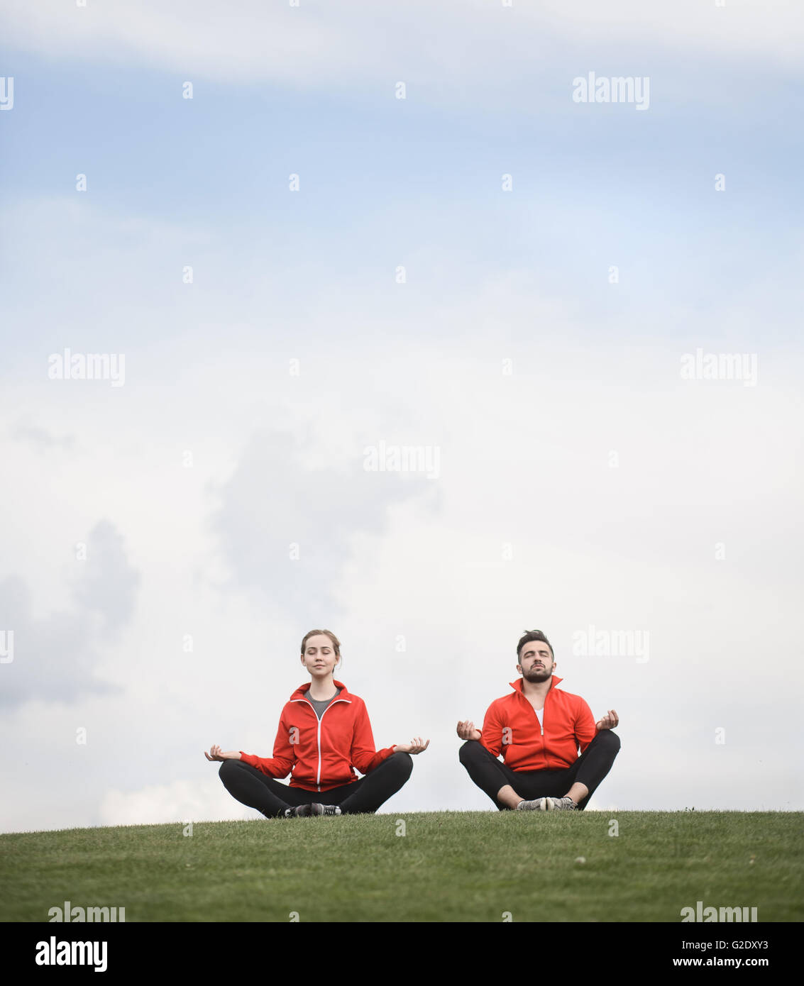 Sport-Mann und Frau, meditieren im park Stockfoto