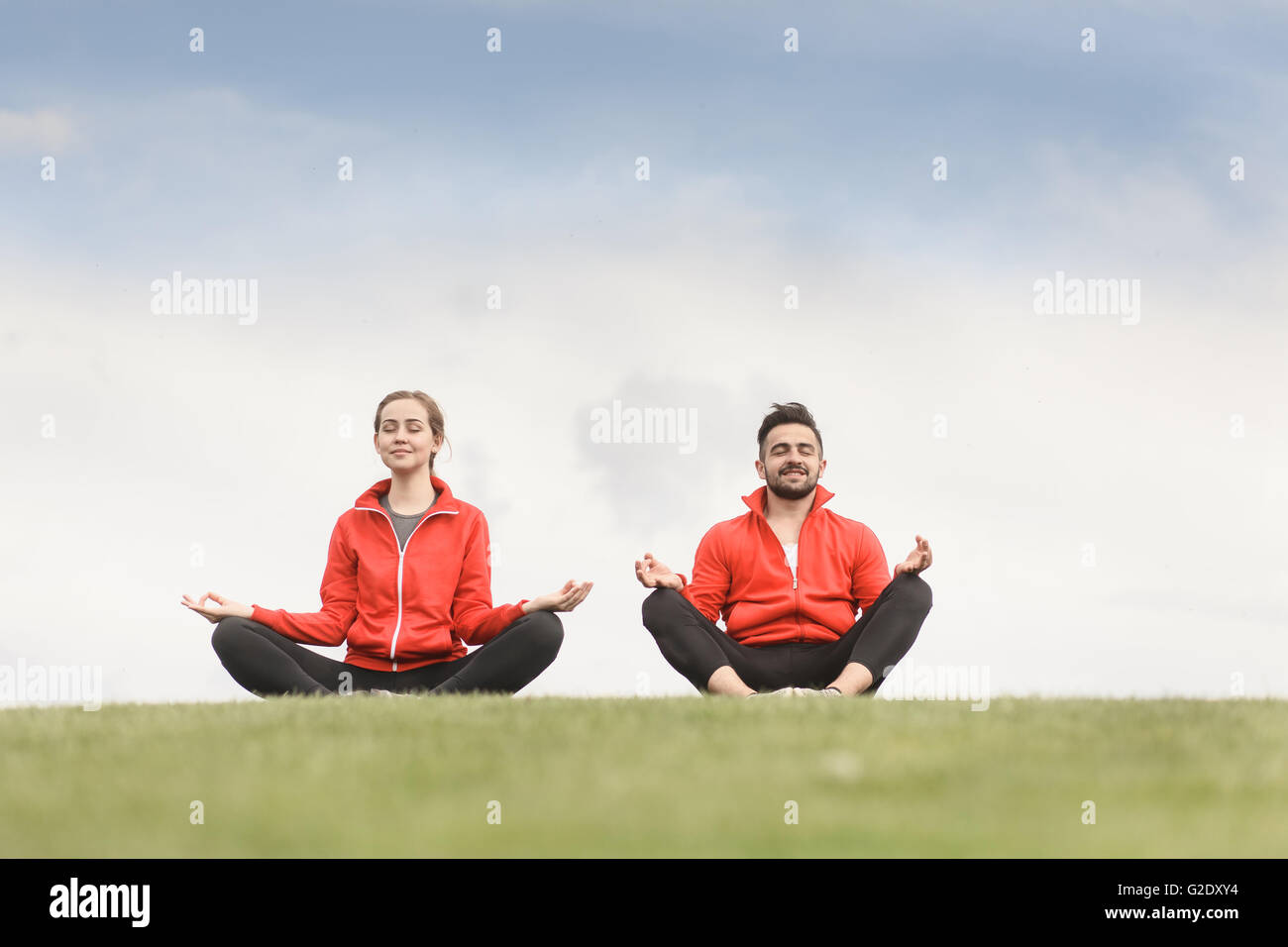 Sport-Mann und Frau, meditieren im park Stockfoto