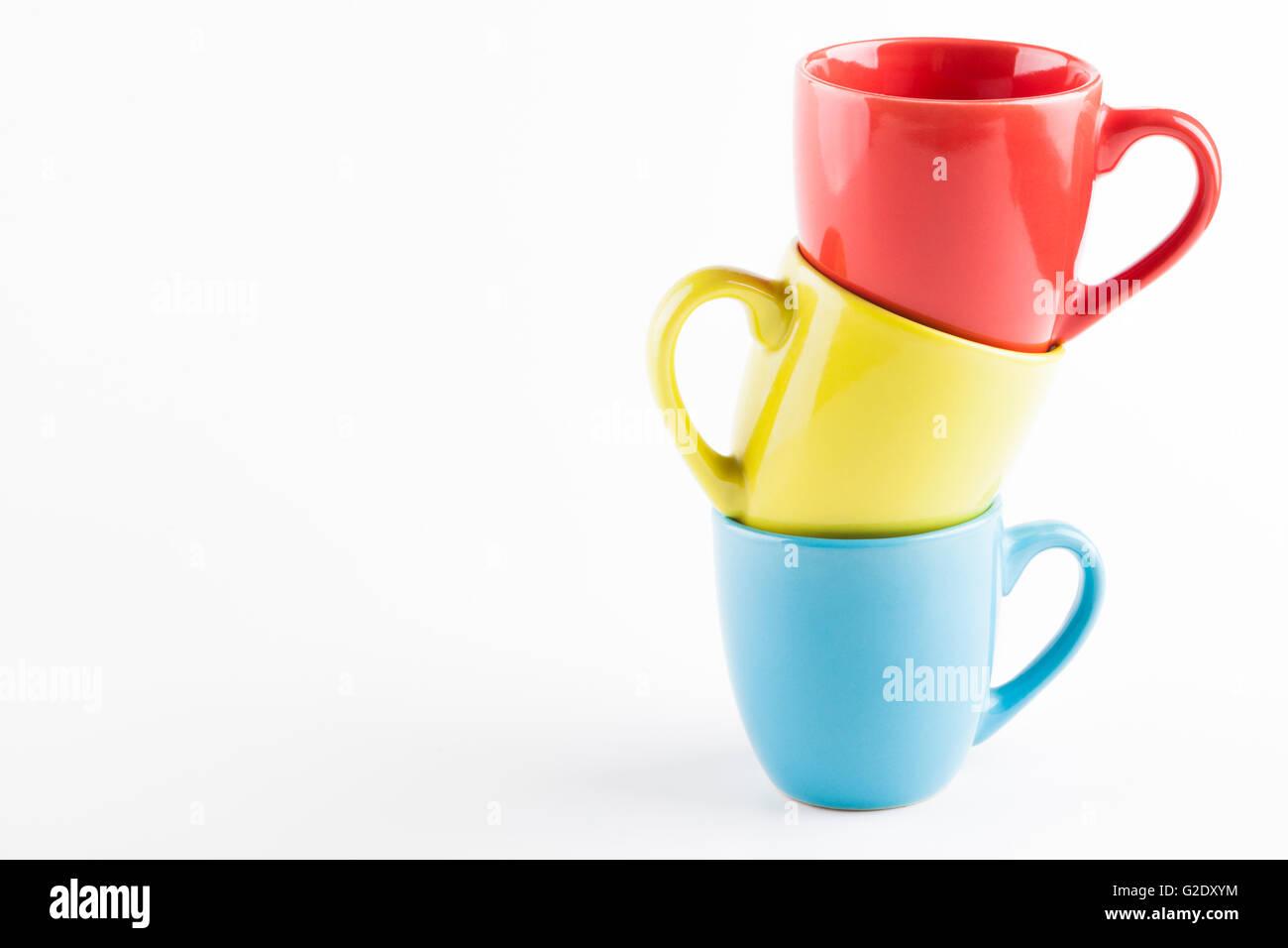 Farbe Kaffee Tassen Haufen isoliert auf weißem Hintergrund Stockfoto