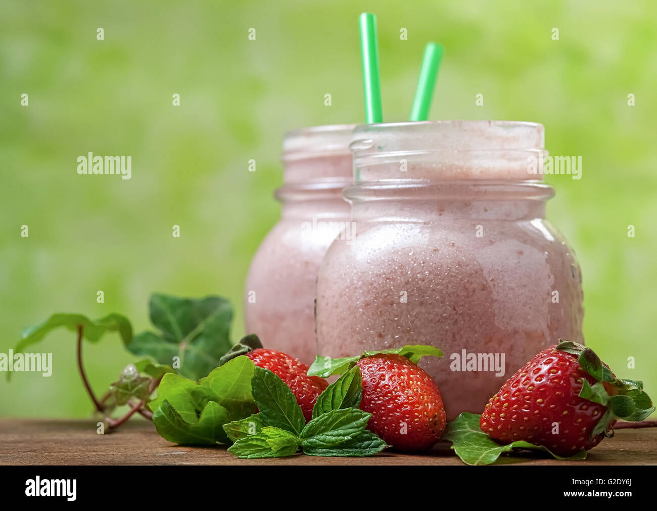 Erdbeer Smoothie mit Stroh und ganze Erdbeere mit Textfreiraum Stockfoto