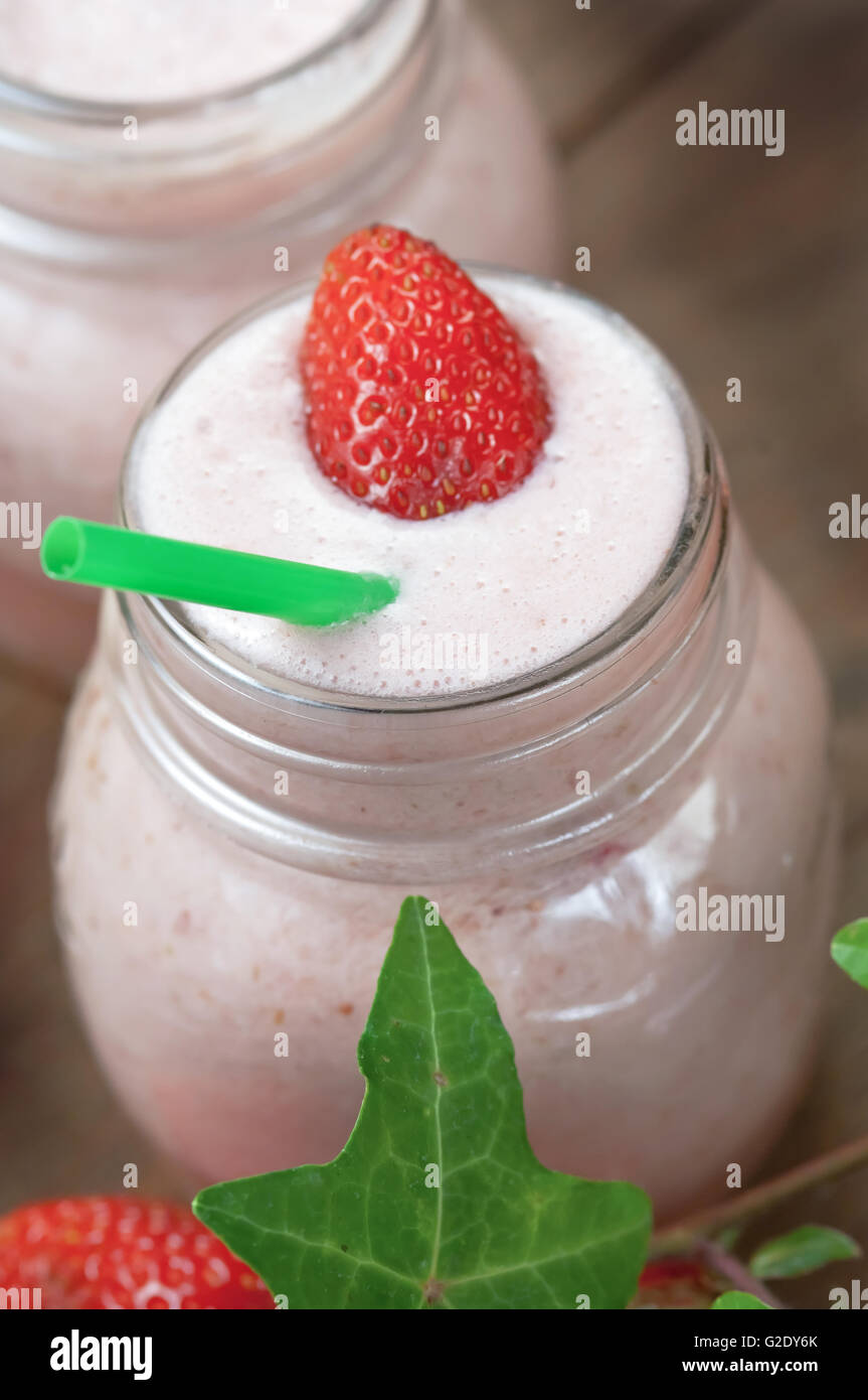 Erdbeer Smoothie mit Stroh Stockfoto