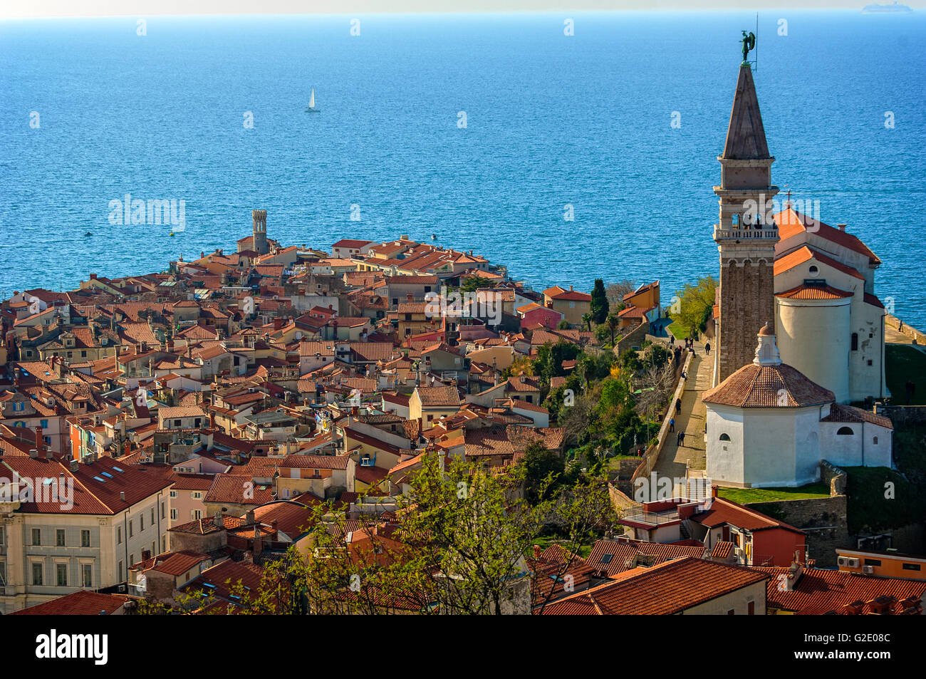 Slowenien-Küste und Kras Piran gesehen von den Wänden - St. George Cathedral Stockfoto