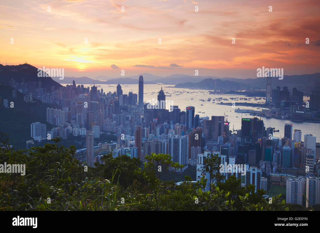 Hong Kong Island und Kowloon Skylines bei Sonnenuntergang, Hong Kong, China Stockfoto