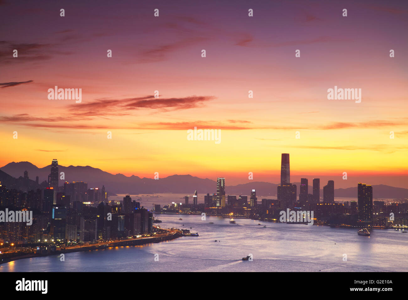 Hong Kong Island und Tsim Sha Tsui Skylines bei Sonnenuntergang, Hong Kong, China Stockfoto