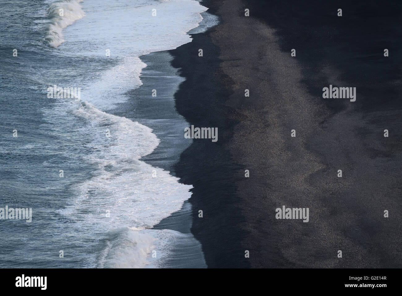 Wellen, Surfen, Strand, Dyrhólafjara, Lava Dyrhólaey, Island schwarz Stockfoto