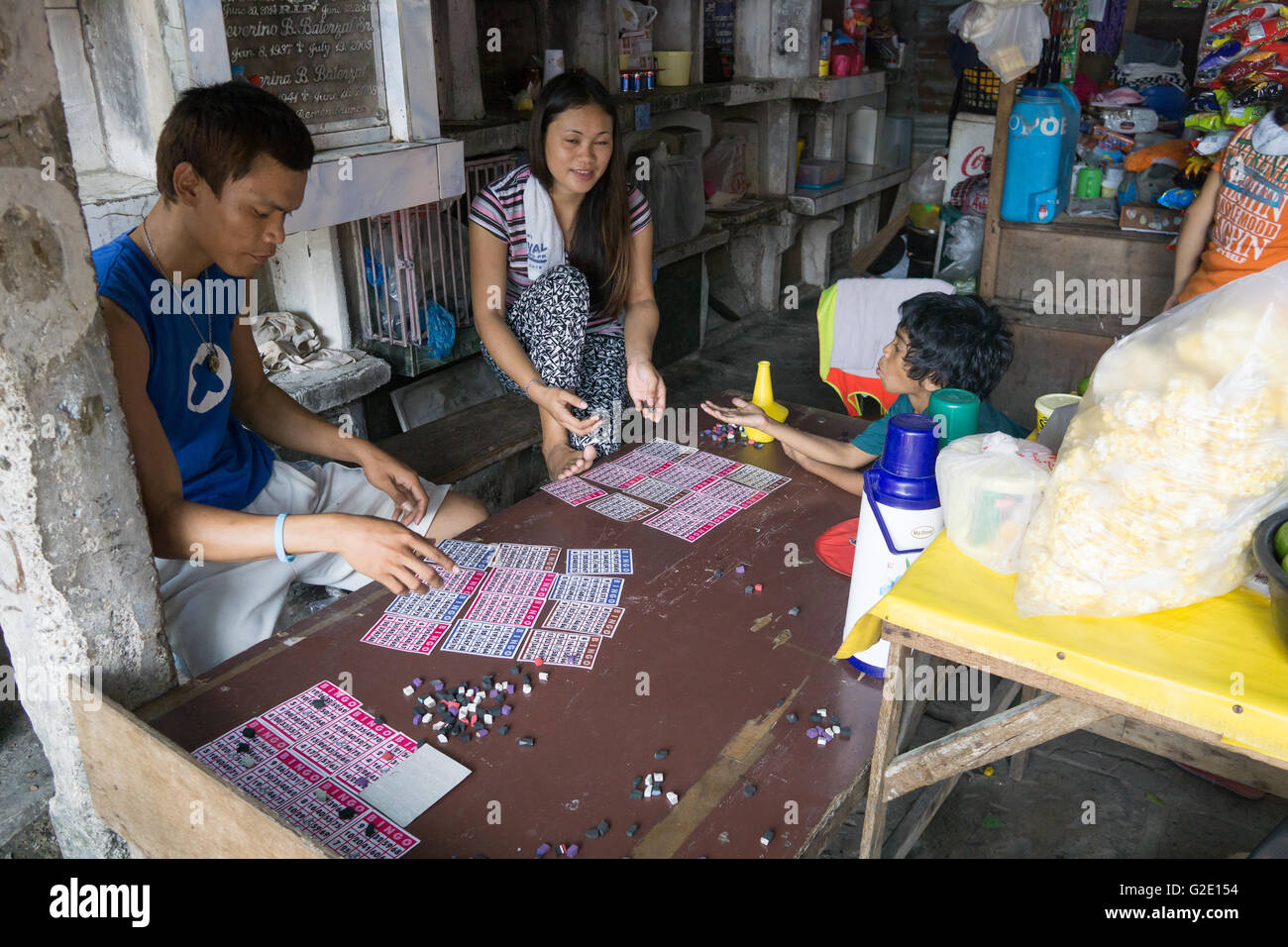 Menschen, die auf Friedhöfen ist nicht ungewöhnlich in den Philippines.Here Leuten innerhalb der Friedhof Gemeinschaft spielen ein Spiel von Bingo Stockfoto