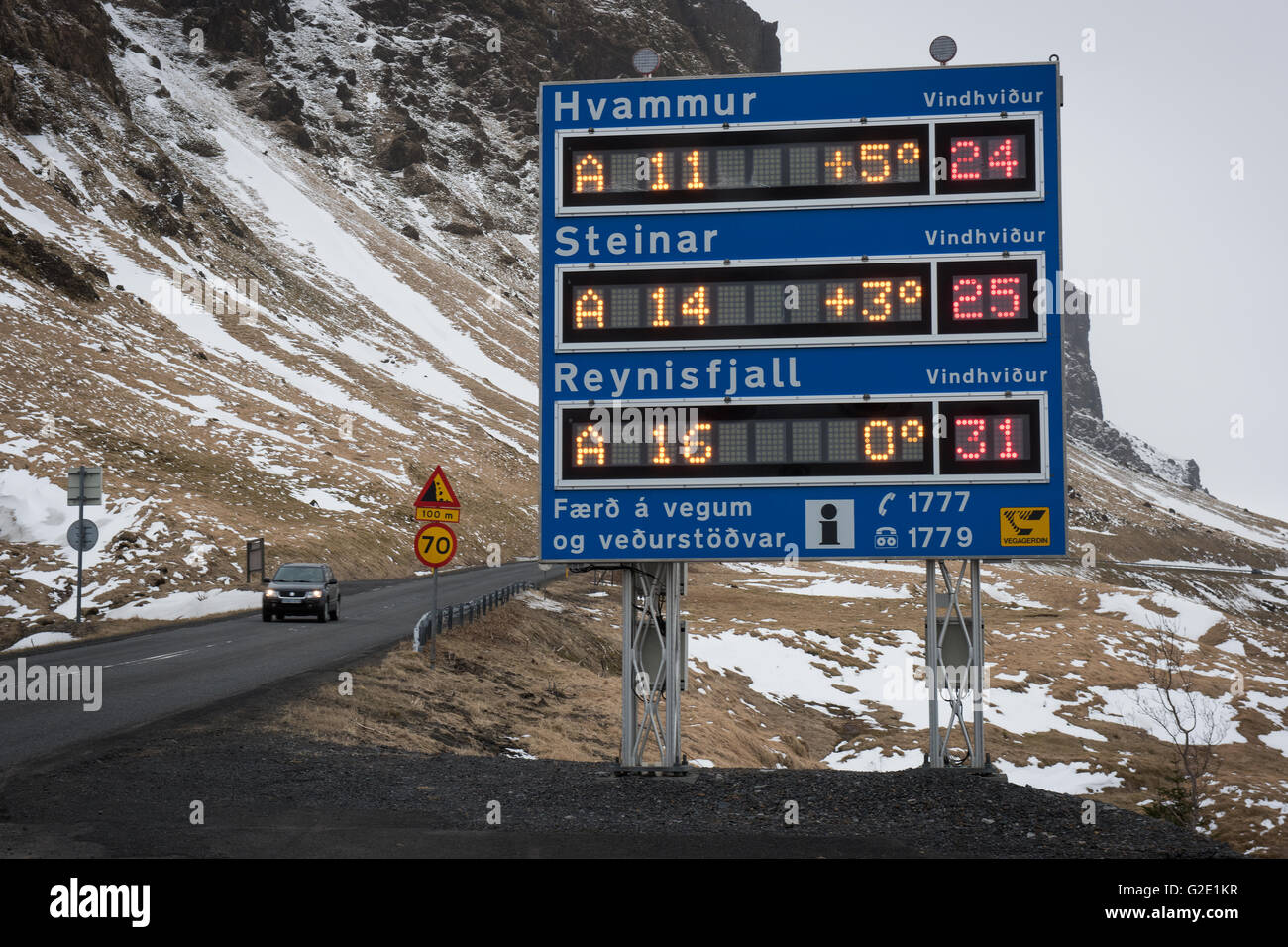 Info-Tafel für Fahrer mit Temperatur und Wind Geschwindigkeit, Vik, Island Stockfoto