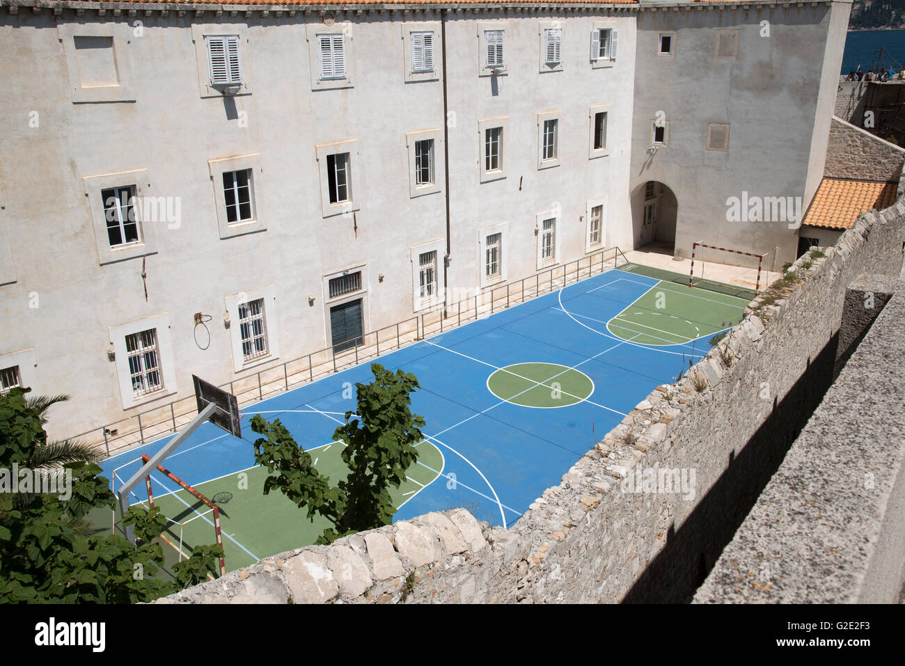 Sport Gericht DUBROVNIK Kroatien Sportplatz einer Schule im Überblick für die Nutzung in verschiedenen Sportarten gekennzeichnet Stockfoto