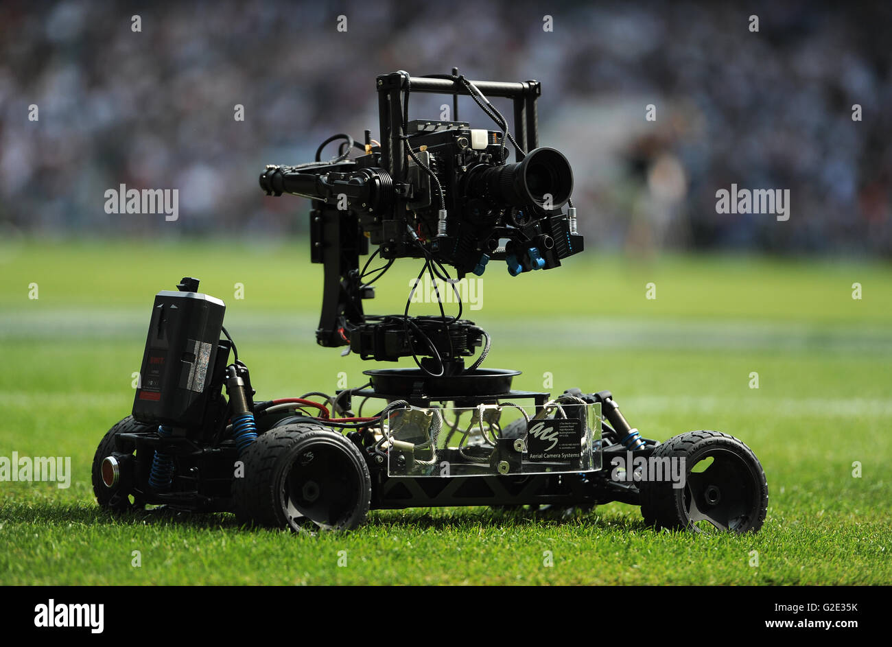 Ein Blick auf eine Fernbedienung ferngesteuertes Auto TV-Kamera während der  alten gegenseitigen Reichtum-Cup-Spiel im Twickenham Stadium, London  Stockfotografie - Alamy