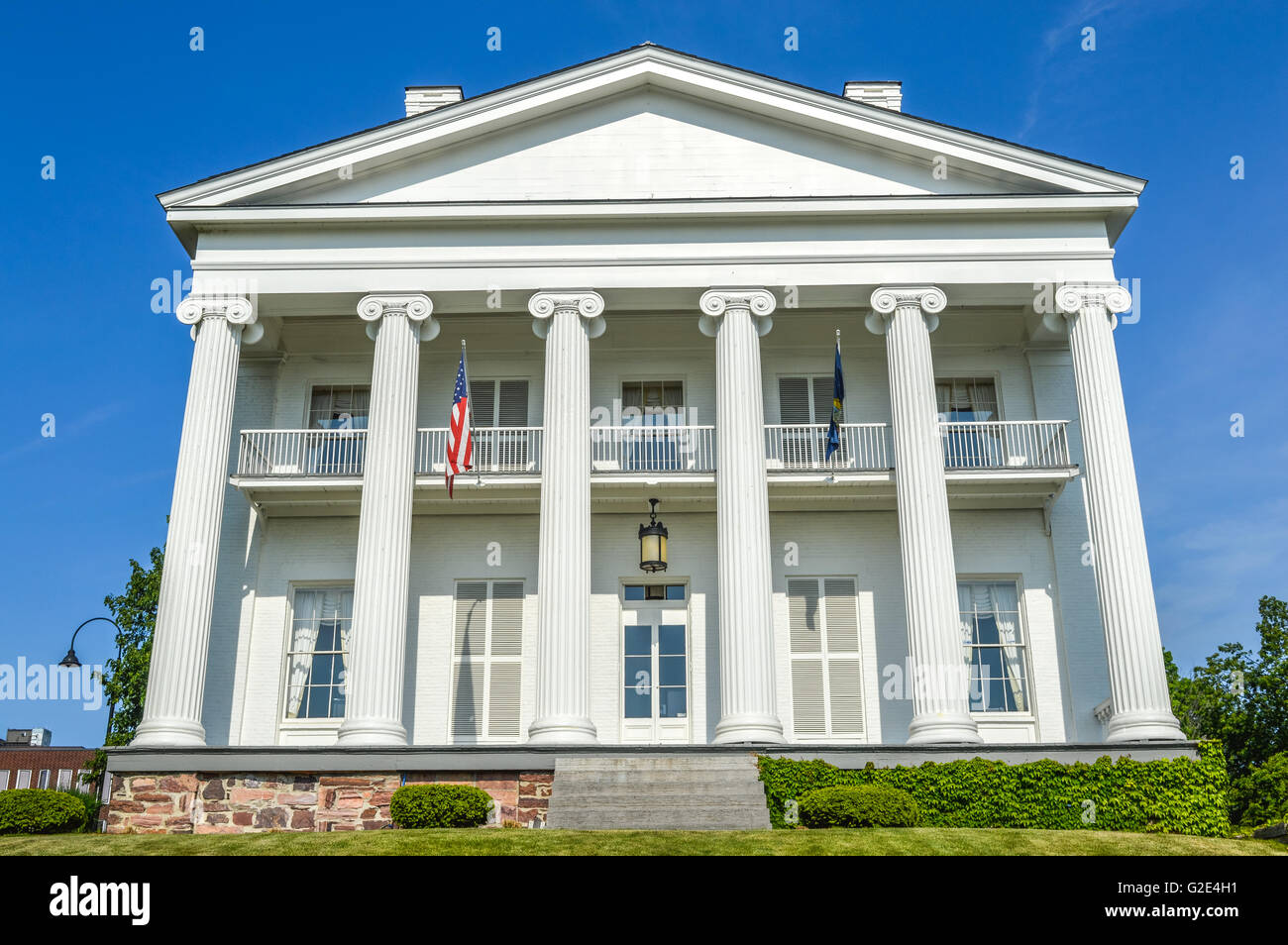 Weißes Haus am tiefblauen Himmelshintergrund in Burlington, Vermont. Stockfoto