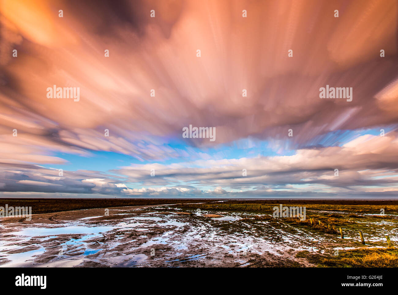 Timelapse Bewegung der Wolken über Moor und Wasser Stockfoto