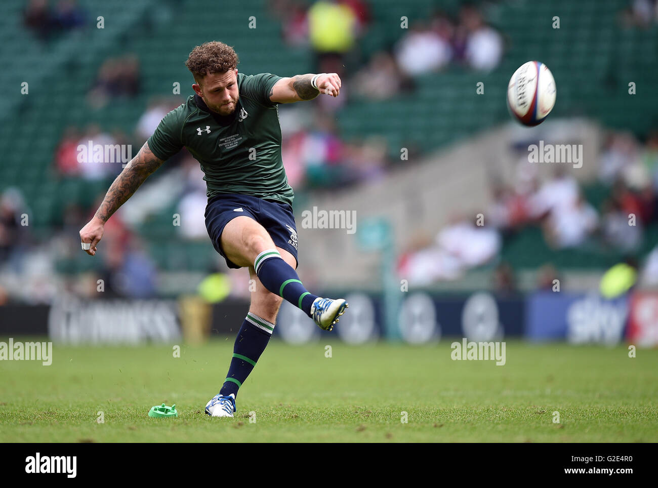 Staffordshire Grant Hallam tritt eine Strafe während der County Championship Schild Endspiel im Twickenham Stadium, London. PRESSEVERBAND Foto. Bild Datum: Sonntag, 29. Mai 2016. Bildnachweis sollte lauten: Andrew Matthews/PA Wire. Einschränkungen: Nur zur redaktionellen Verwendung, nicht für kommerzielle Zwecke ohne vorherige Genehmigung kontaktieren Sie PA Bilder für weitere Informationen: Tel: + 44 (0) 115 8447447. Stockfoto