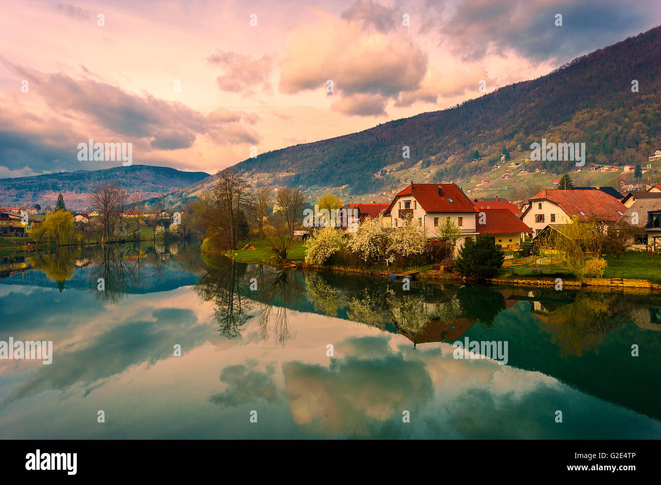 Slowenien Vavta Vas Blick in den Fluss Krka Stockfoto