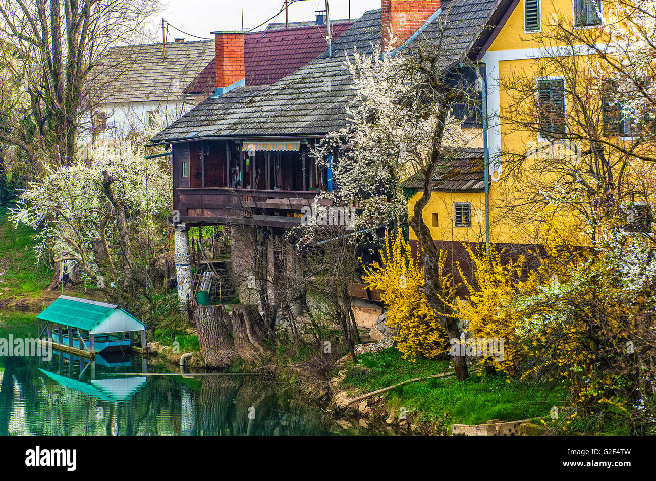 Slowenien Vavta Vas Blick in den Fluss Krka Stockfoto