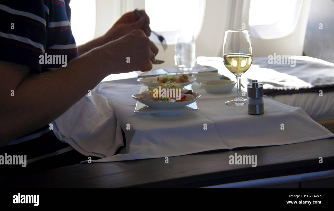 Faust-Klasse - Eatibg Dessert an Bord Lufthansa Boeing 747 Stockfoto