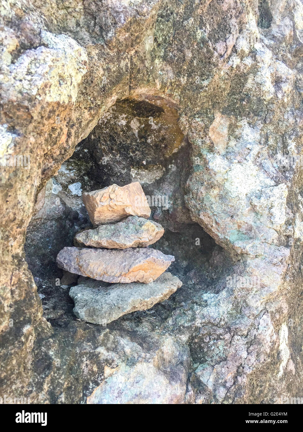 Steinhaufen in einer Felsspalte Stockfoto