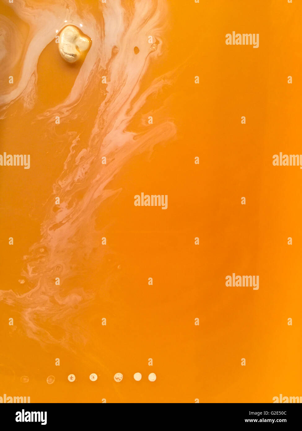 Gips und Wasser mit Tinte in einem Behälter im Atelier des Künstlers Stockfoto