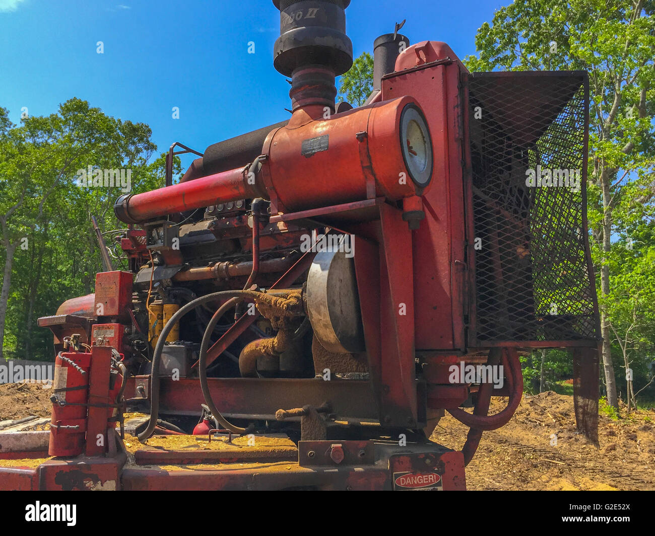 alten Arbeitsmaschinen verwendet in den Bäumen unten Stockfoto