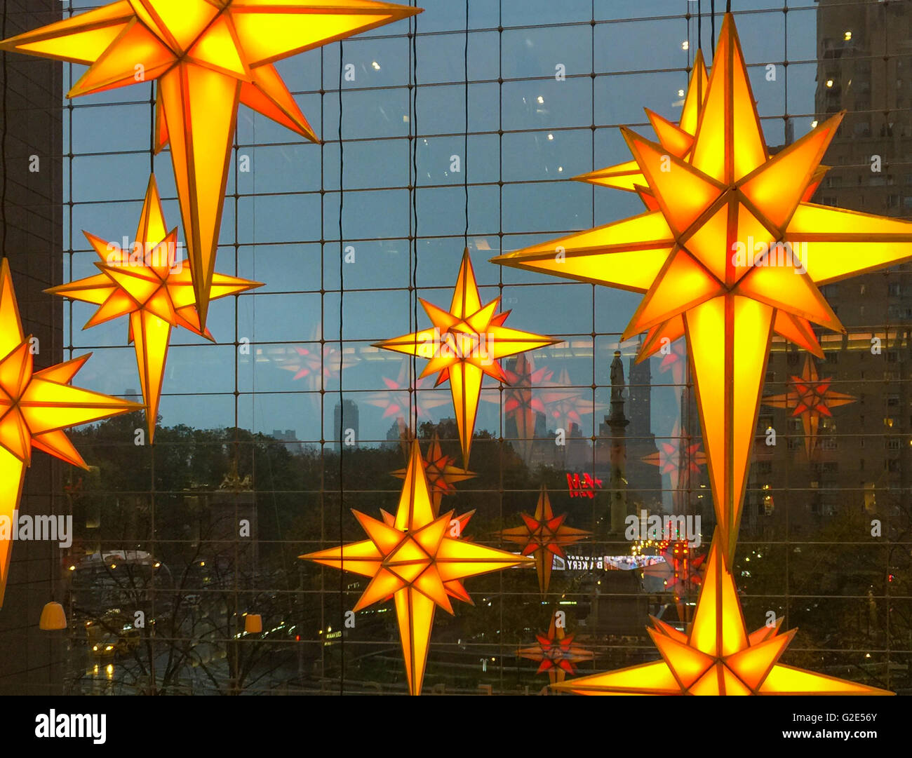 Sehr großen hängenden Weihnachtsverzierungen in der Lobby eines Gebäudes in New York City hing Stockfoto