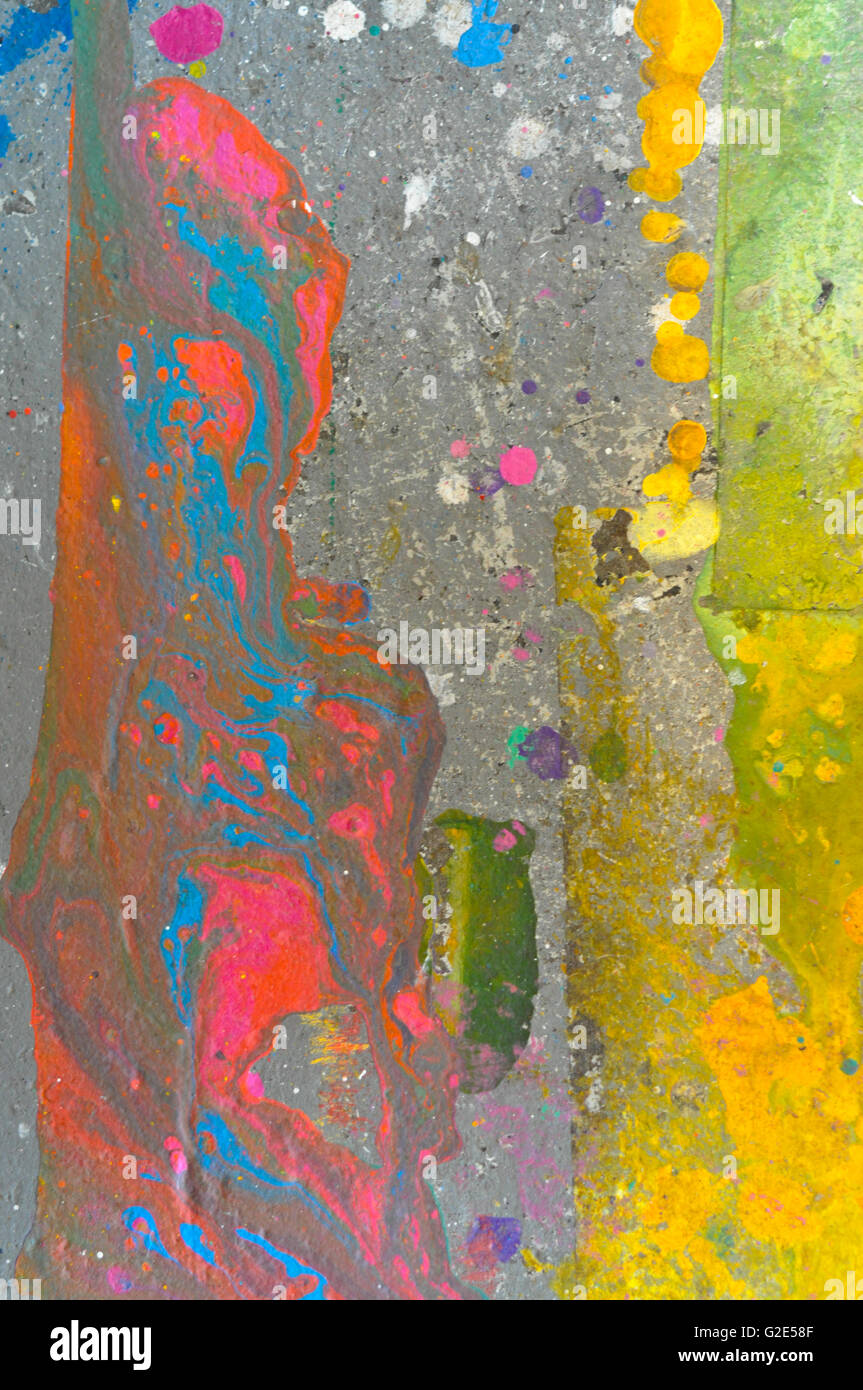 Ein Detail Bild von Studio des Künstlers Betonboden mit zufälligen Bereichen des getrocknete Farbe Stockfoto