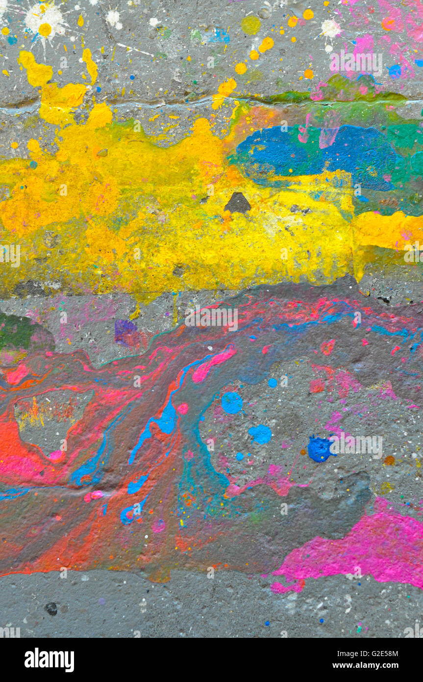 Detail eines Künstlers konkrete Studioboden mit zufälligen Farbschichten Stockfoto