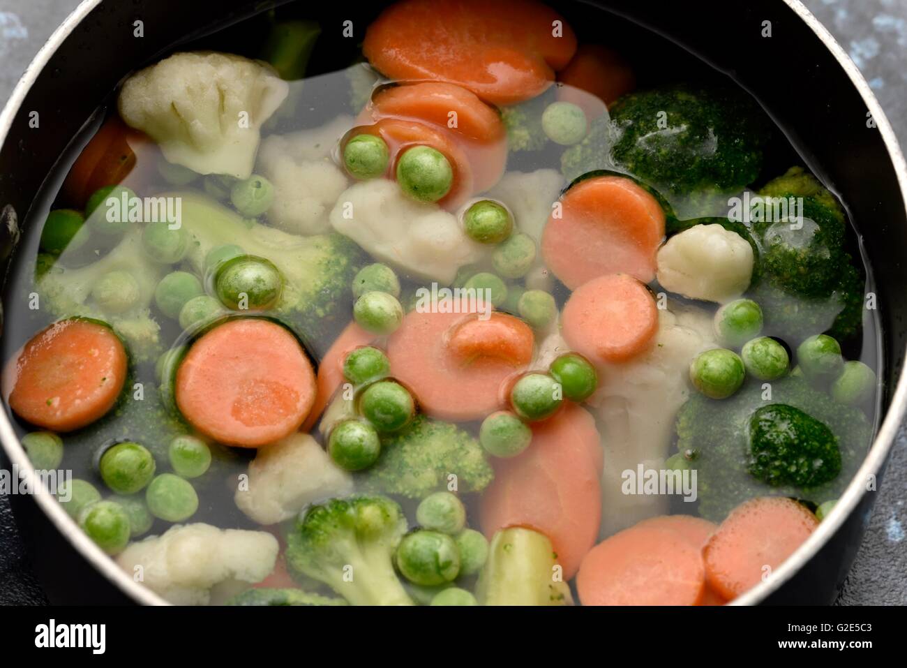 Gefrorenes Gemüse bereit, in einem Topf kochen. Stockfoto