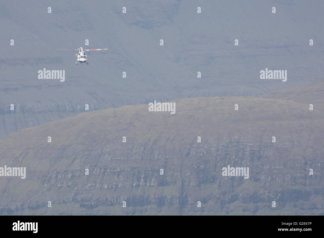 Atlantic Airways Hubschrauber auf den Färöern auf Fugloy von Land aus gesehen Stockfoto