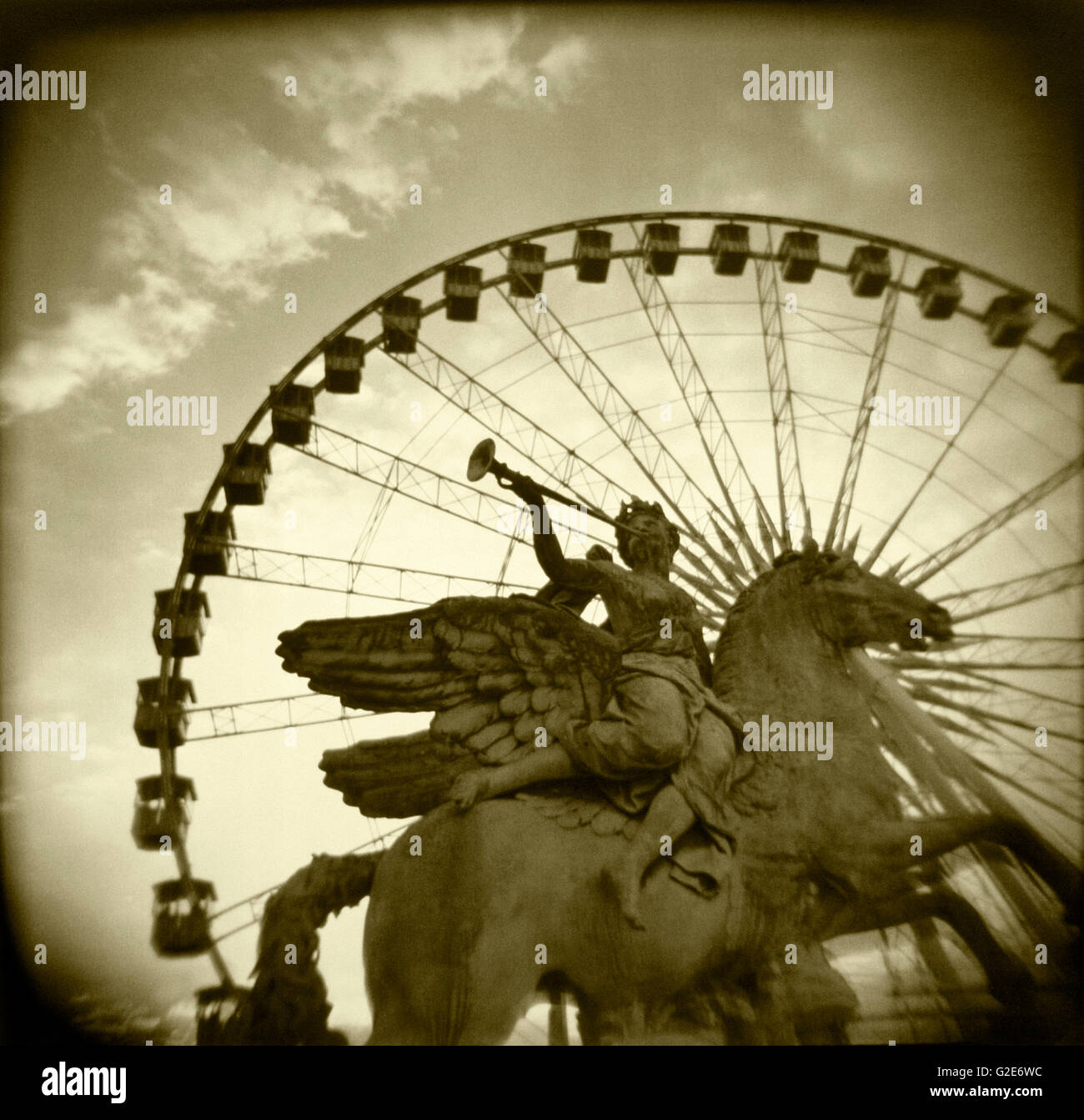 Statue und Riesenrad Stockfoto