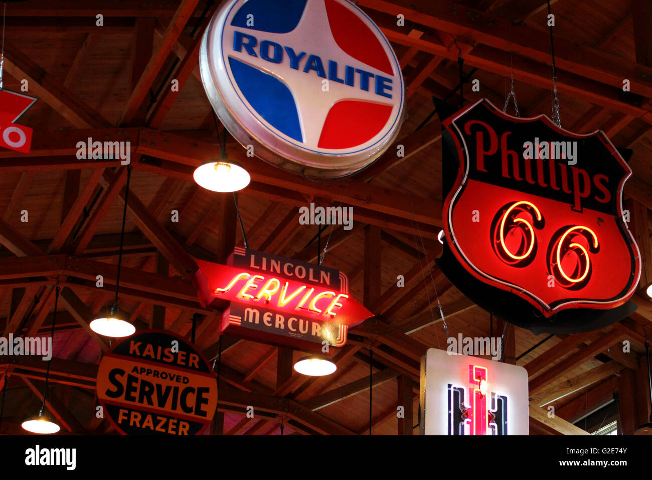Ccanopy Zeichen unterschiedlicher Automobile Themen im Heritage Park, Alberta, Canada Stockfoto