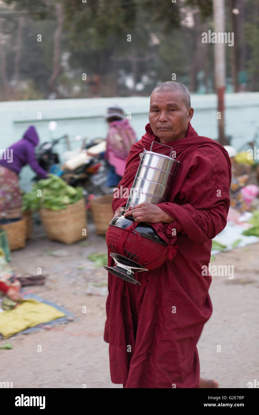 Buddhistische Mönche mit Schalen in Mandalay, Myanmar, Südasien, Asien Stockfoto