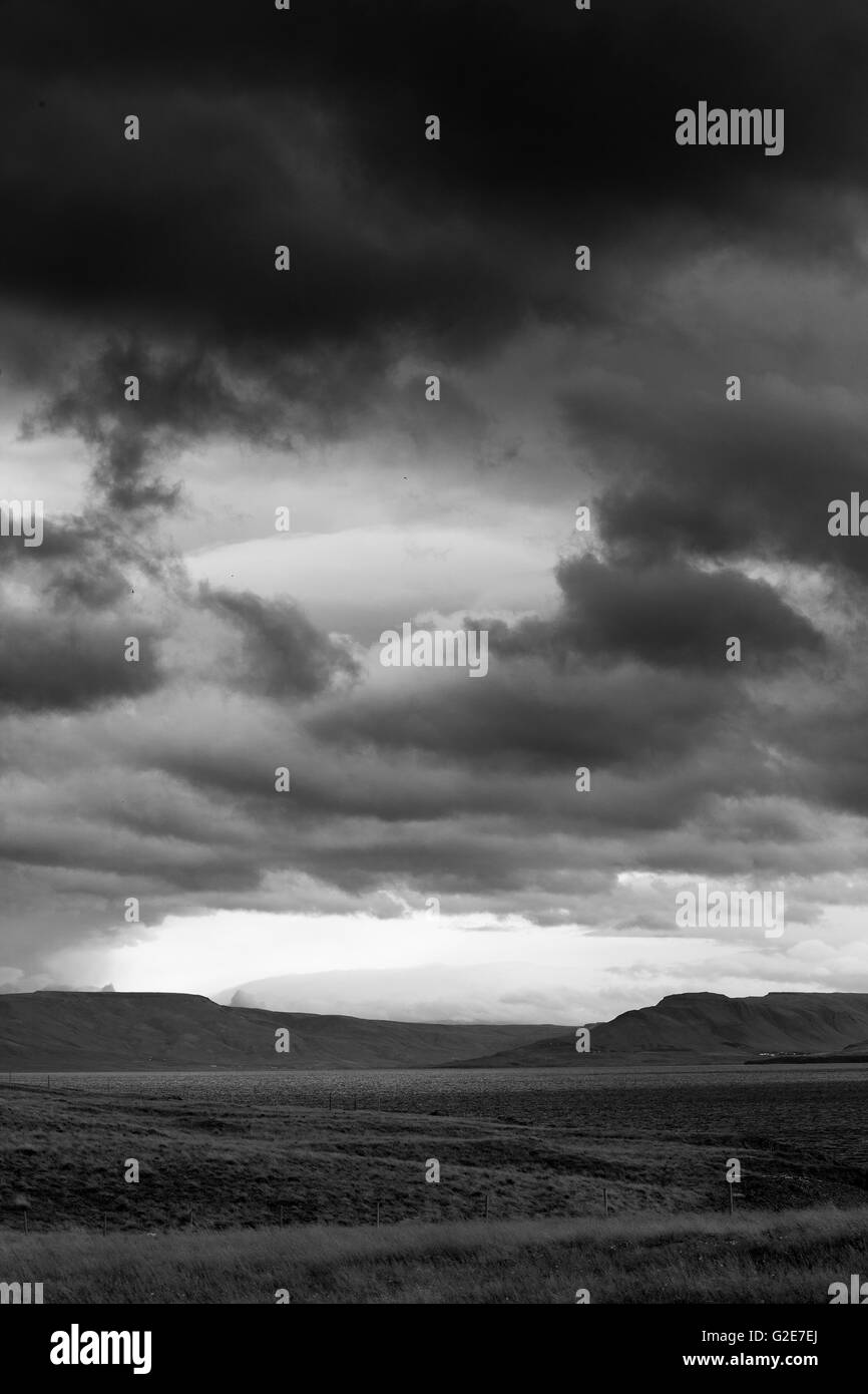 Kulturlandschaft mit stürmischen Wolken Stockfoto