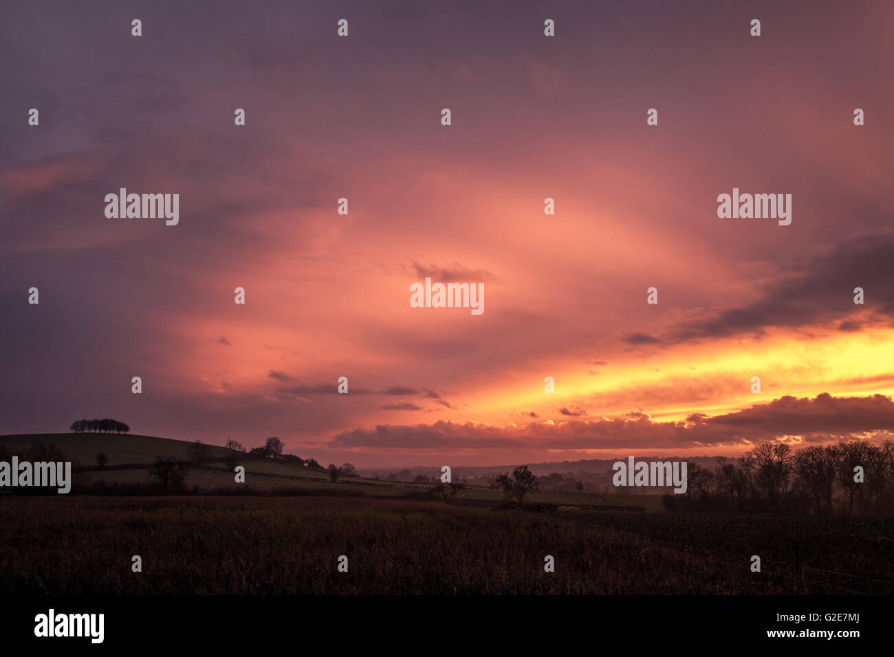 Sonnenuntergang über ländliche Landschaft, Gloucestershire, England Stockfoto