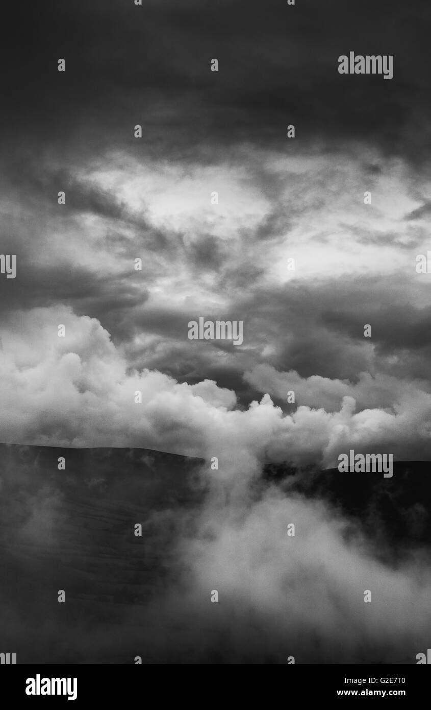 Bedrohliche Wolken über Hügel Stockfoto