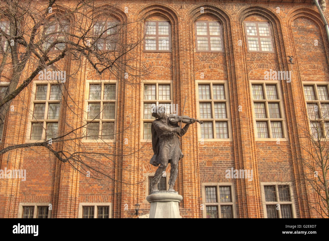 Statue des geigers -Fotos und -Bildmaterial in hoher Auflösung – Alamy