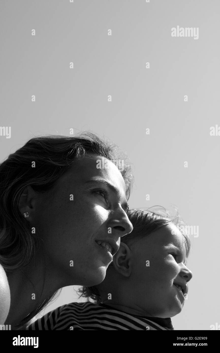 Mutter und Kind, niedrigen Winkel Ansicht, Porträt Stockfoto